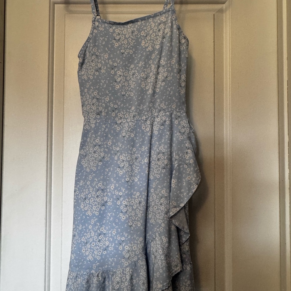 *Young girls floral summer dress. Size L (10/12 Light blue with daisies.